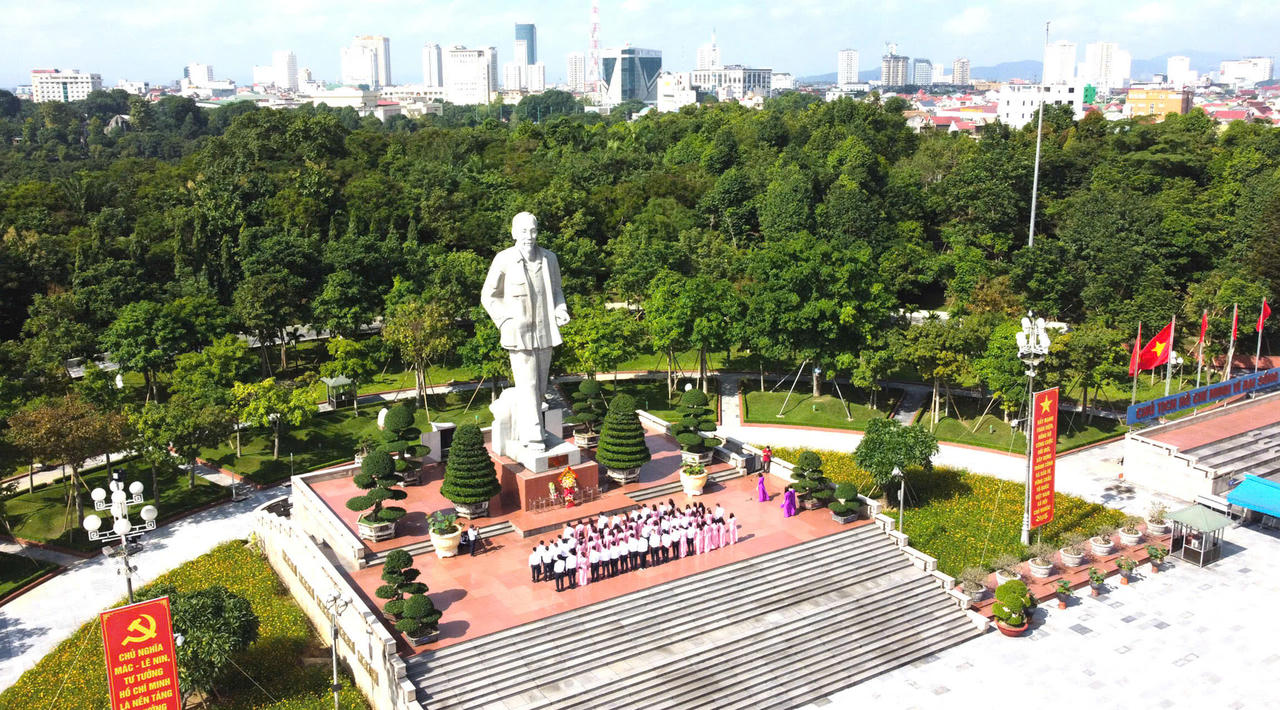 Du khách và nhân dân Nghệ An báo công dưới Tượng đài Bác&nbsp;