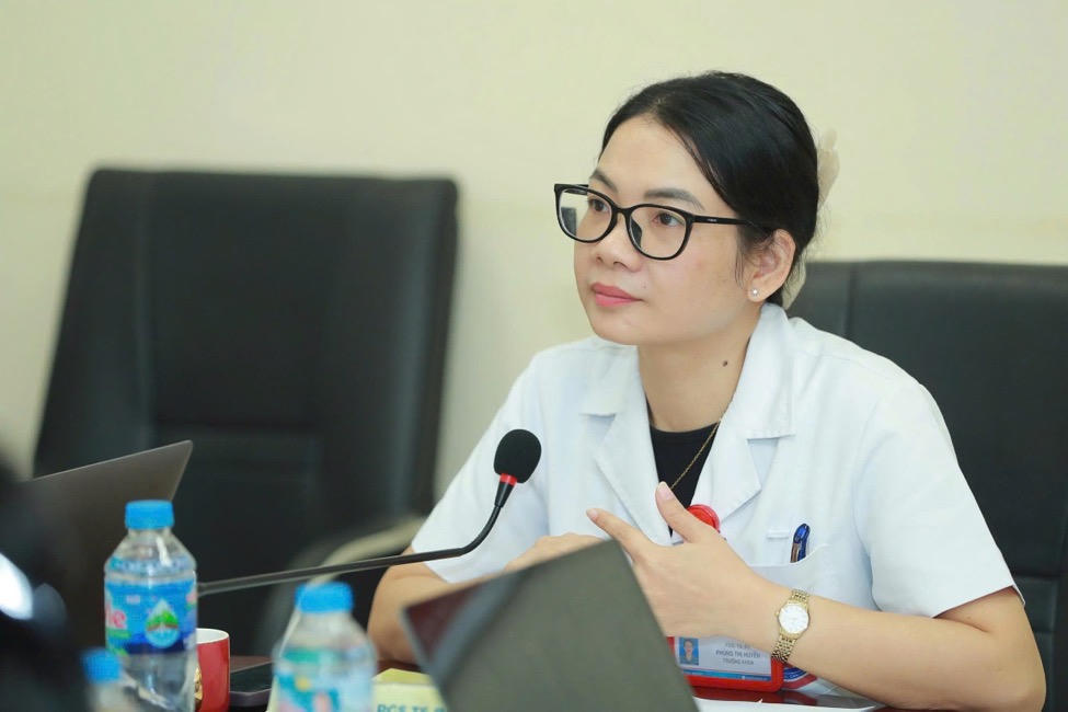 PGS.TS.BS Phùng Thị Huyền – Trưởng khoa Nội Vú – Phụ khoa 2, Bệnh viện K chia sẻ về những thách thức trong chẩn đoán và điều trị UTBT tại hội thảo