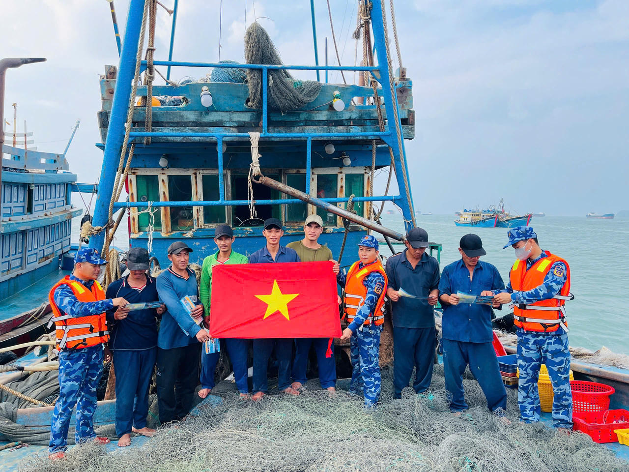 'Đến tận nhà, ra tận bến', đồng hành cùng ngư dân gỡ 'thẻ vàng' IUU