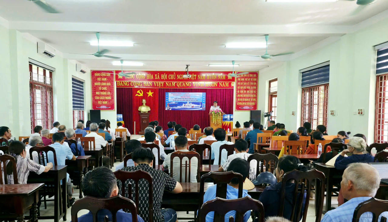 Cán bộ, chiến sĩ Cảnh sát biển phối hợp cùng cấp ủy, chính quyền, các đoàn thể và lực lượng vũ trang địa phương tuyên truyền chống khai thác IUU cho hàng nghìn lượt ngư dân.