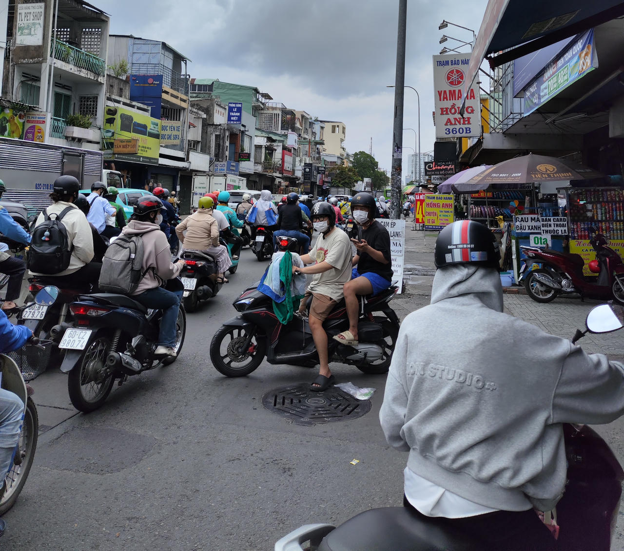 Đường Xô Viết Nghệ Tĩnh nối khu vực Hàng Xanh ra Bình Triệu.