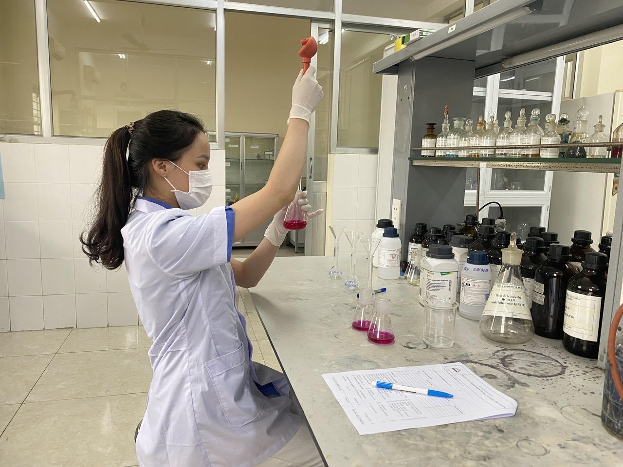 Kiểm nghiệm viên đang kiểm tra chất lượng mẫu thuốc,  thực phẩm chức năng tại trung tâm. (TTCC)