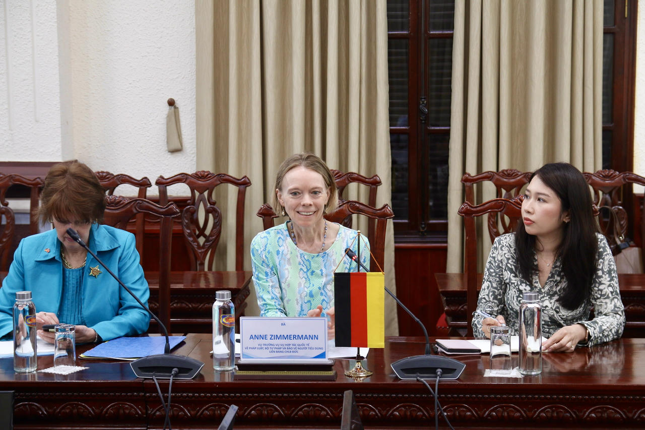 Bà Anne Zimmermann, Vụ trưởng Vụ Hợp tác quốc tế về pháp luật Bộ Tư pháp và Bảo vệ người tiêu dùng liên bang CHLB Đức phát biểu tại buổi làm việc.