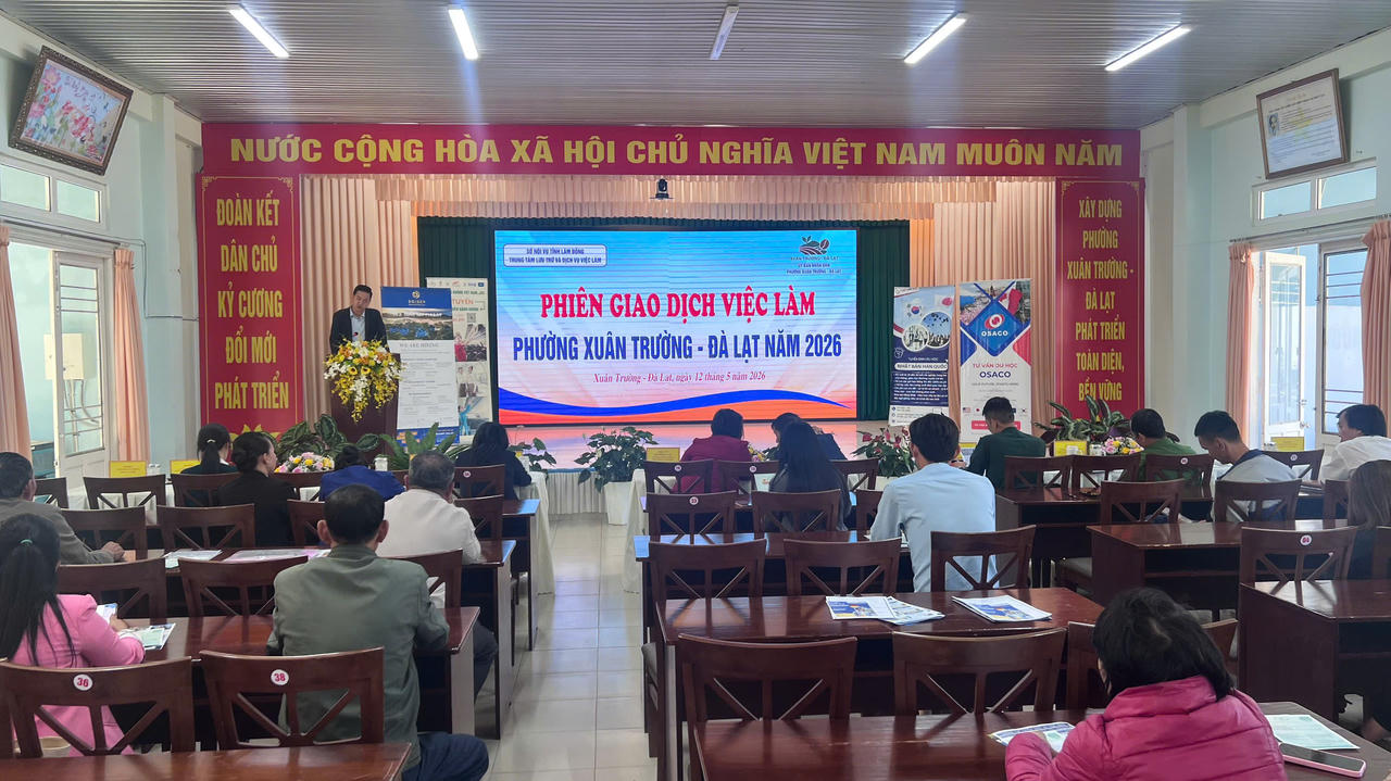 Toàn cảnh phiên giao dịch việc làm phường Xuân Trường - Đà Lạt.
