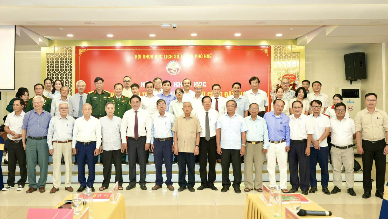 Các đại biểu chụp ảnh lưu niệm.