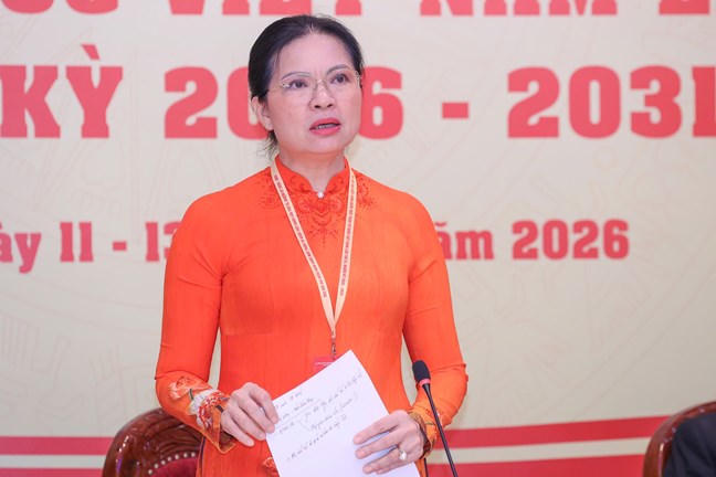 Phó Chủ tịch - Tổng Thư ký Ủy ban Trung ương MTTQ Việt Nam Hà Thị Nga trao đổi với phóng viên tại họp báo