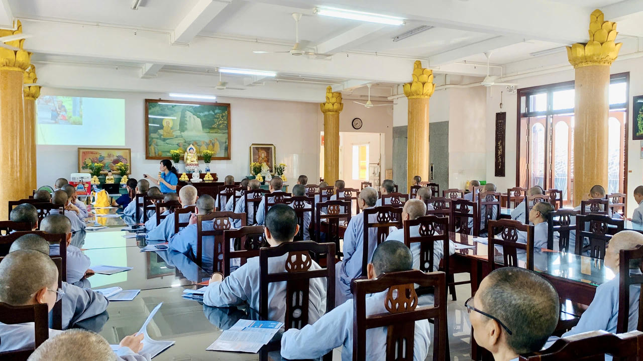 Quang cảnh buổi tuyên truyền tại chùa. (Ảnh: Hồng Loan)