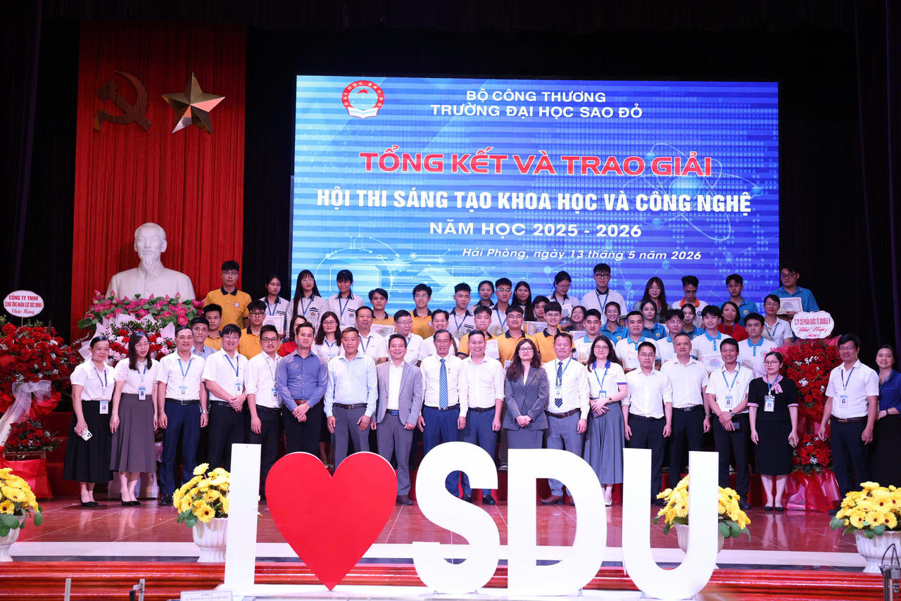 Đại biểu, giảng viên, doanh nghiệp và sinh viên chụp ảnh lưu niệm sau lễ tổng kết và trao giải Hội thi.