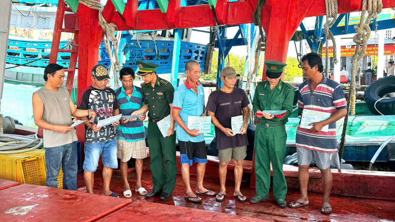 Lực lượng Bộ đội Biên phòng tăng cường kiểm soát, xử lý nghiêm các phương tiện hết hạn đăng ký, đăng kiểm hoặc mất tín hiệu giám sát hành trình (VMS); đồng thời đẩy mạnh tuyên truyền, vận động chủ tàu thực hiện gia hạn giấy tờ đầy đủ theo quy định trước khi xuất bến.