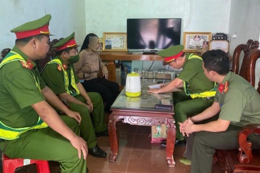 Công an làm việc với người phụ nữ phơi lúa trên đường dùng cào tấn công tài xế ô tô