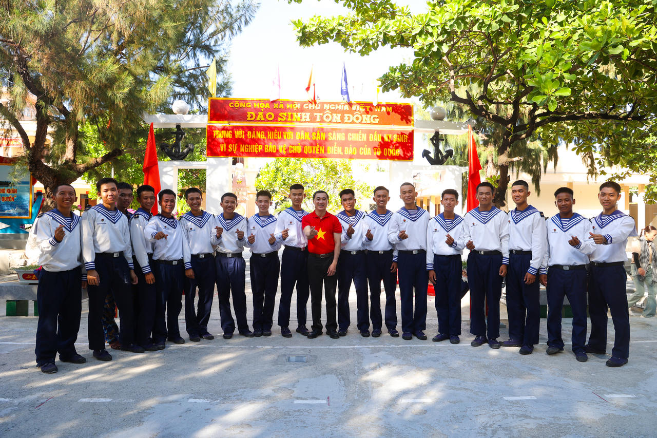 Thứ trưởng Bộ Y tế chụp ảnh lưu niệm cùng các chiến sĩ Đảo Sinh Tồn Đông.