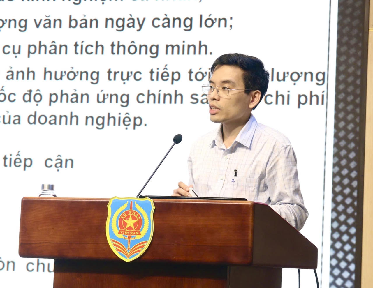 Đại diện Cục Công nghệ thông tin phát biểu tại hội thảo.