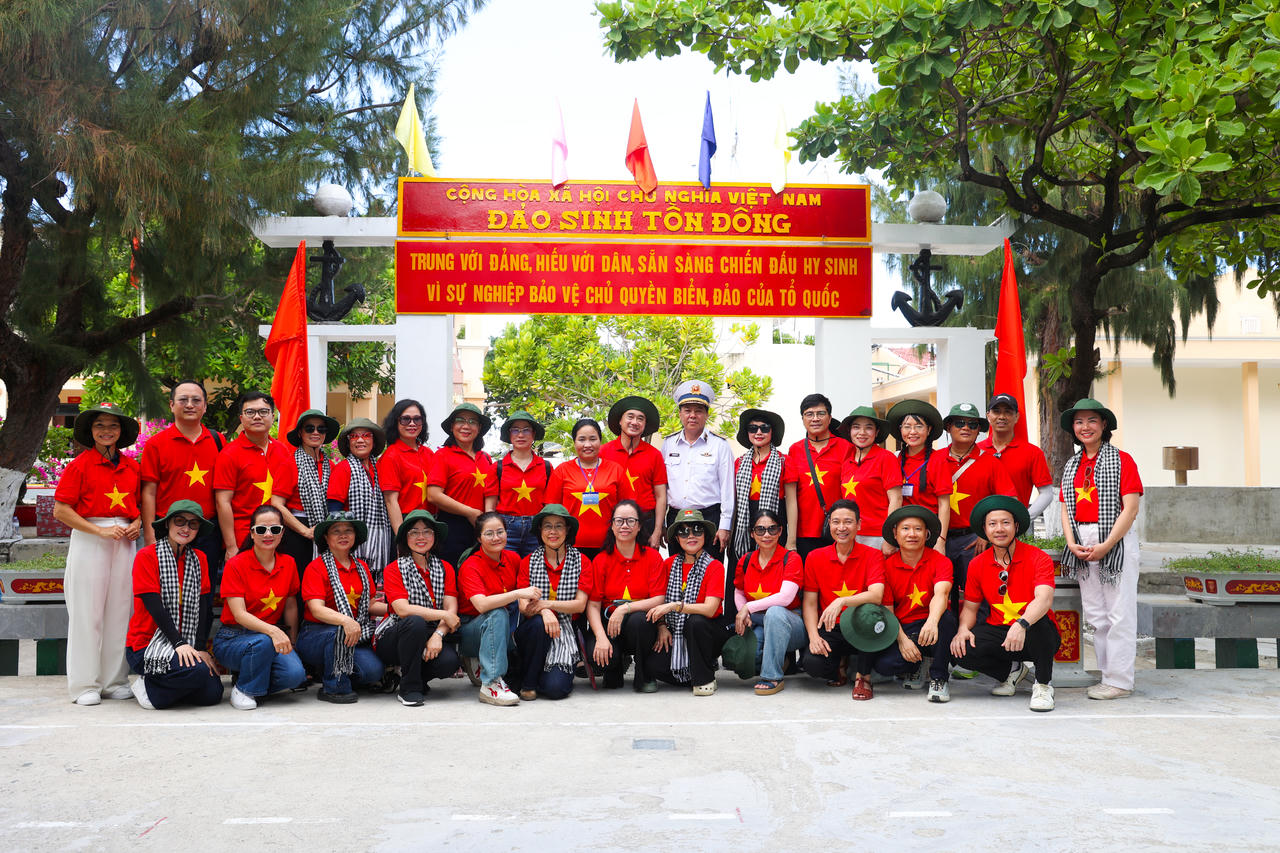 Đoàn Công tác Bộ Y tế chụp ảnh lưu niệm tại Đảo Sinh Tồn Đông.