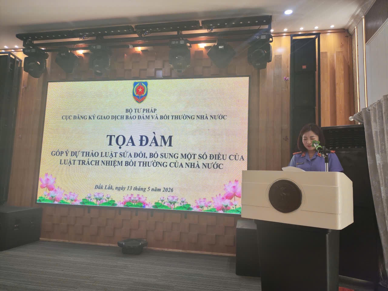 Đại diện&nbsp;Viện Kiểm sát nhân dân tỉnh Đắk Lắk phát biểu tại buổi toà đàm.
