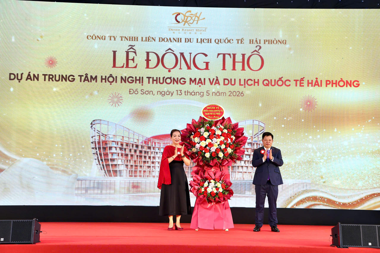 Phó Chủ tịch UBND TP Lê Trung Kiên tặng hoa chúc mừng tại buổi lễ.