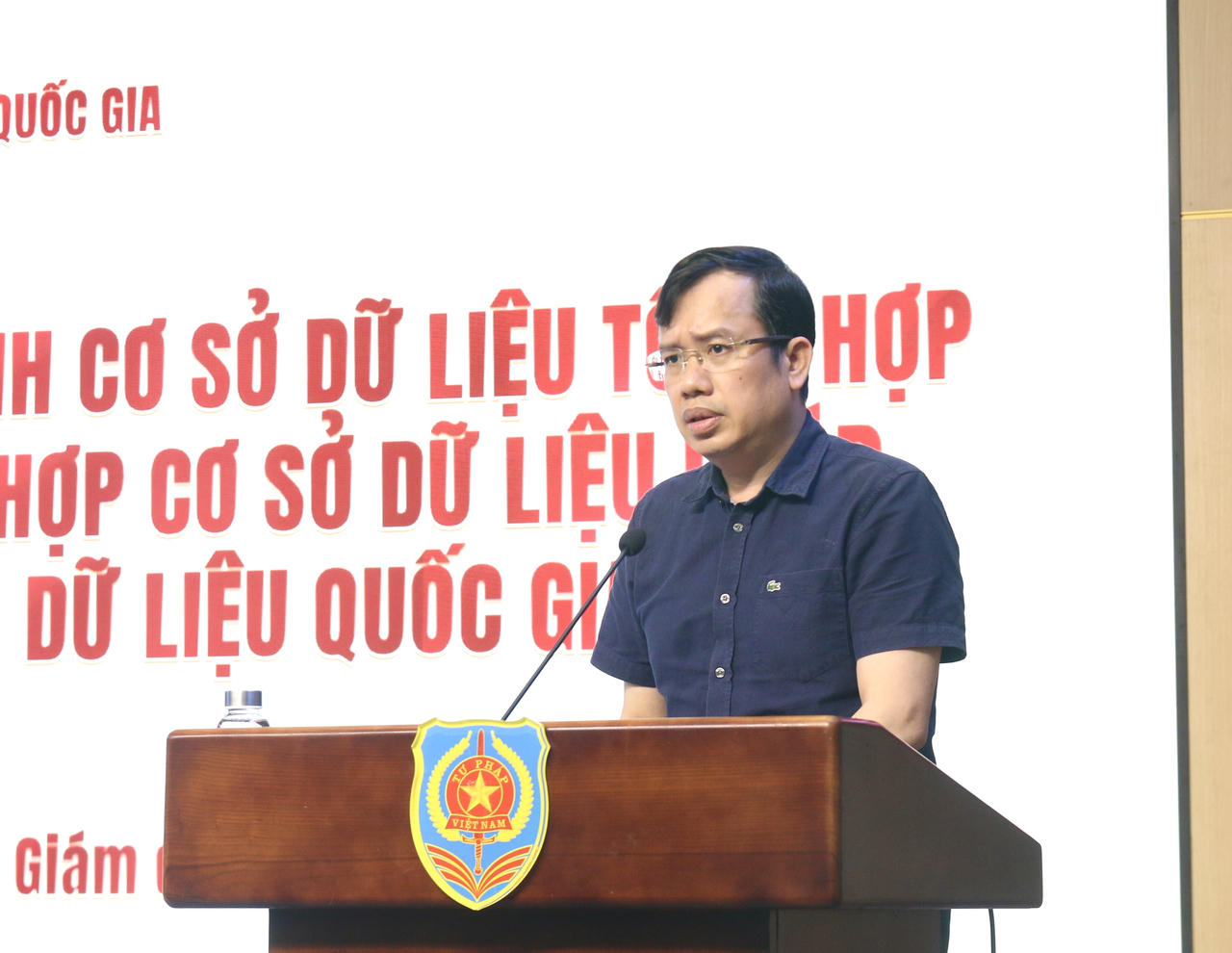 Đại tá Nguyễn Thành Vĩnh, Phó Giám đốc Trung tâm dữ liệu quốc gia (C12), Bộ Công an trình bày tham luận. (Ảnh: H.G)