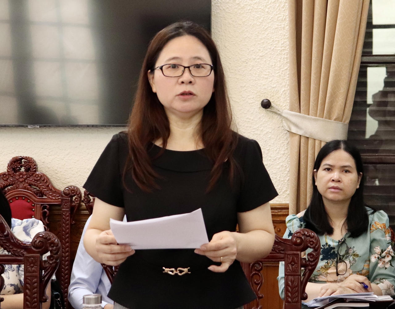 Bà Nguyễn Thị Thu Hằng, Phó Cục trưởng Cục ĐKGDBĐ&BTNN báo cáo tại buổi làm việc.