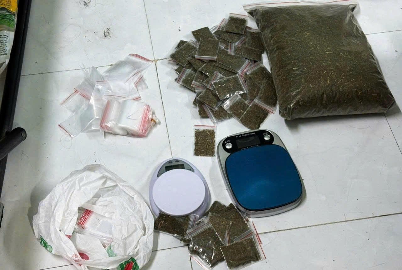 Số lượng lớn heroin cùng 64 bịch nhỏ và 1 bịch lớn chứa thảo mộc khô thu giữ tại nơi ở của đối tượng Trần Xuân Thịnh (phường Tây Nha Trang).