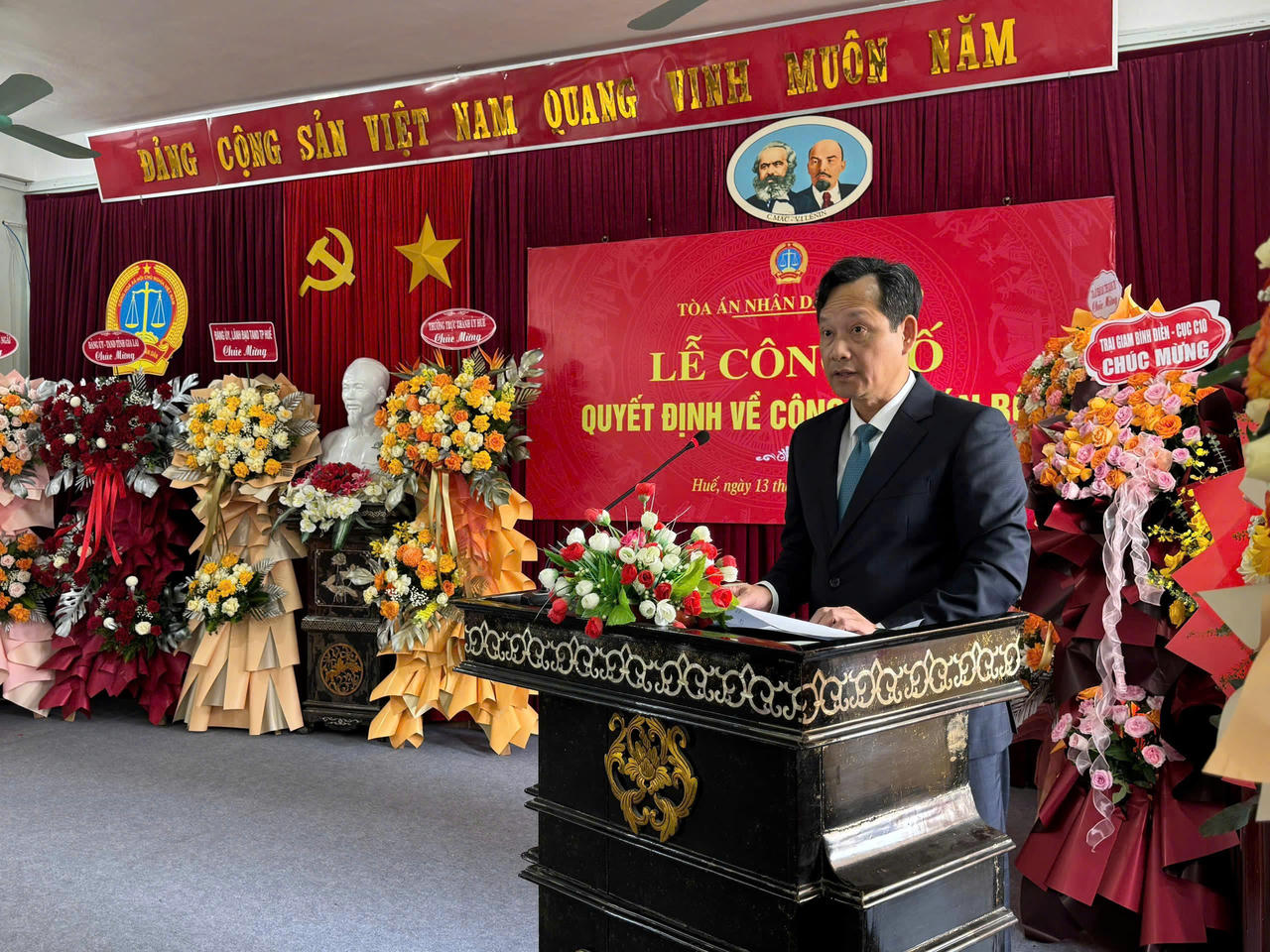 Phó Chánh án TAND tối cao Nguyễn Văn Tiến phát biểu tại buổi lễ&nbsp;