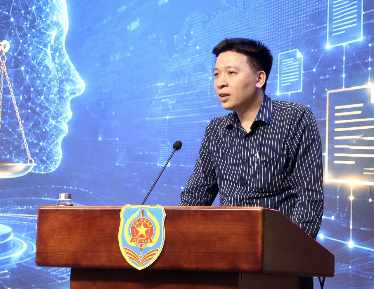 Ông Đặng Chiến Công, đại diện Viện Công nghệ số và Chuyển đổi số quốc gia, Bộ Khoa học và Công nghệ phát biểu tại hội thảo.