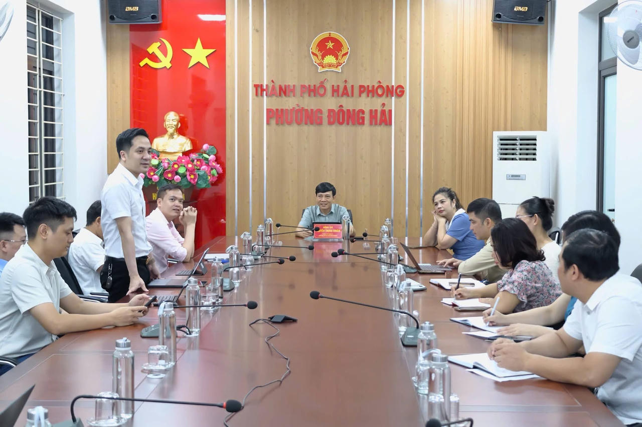 Quang cảnh cuộc họp.