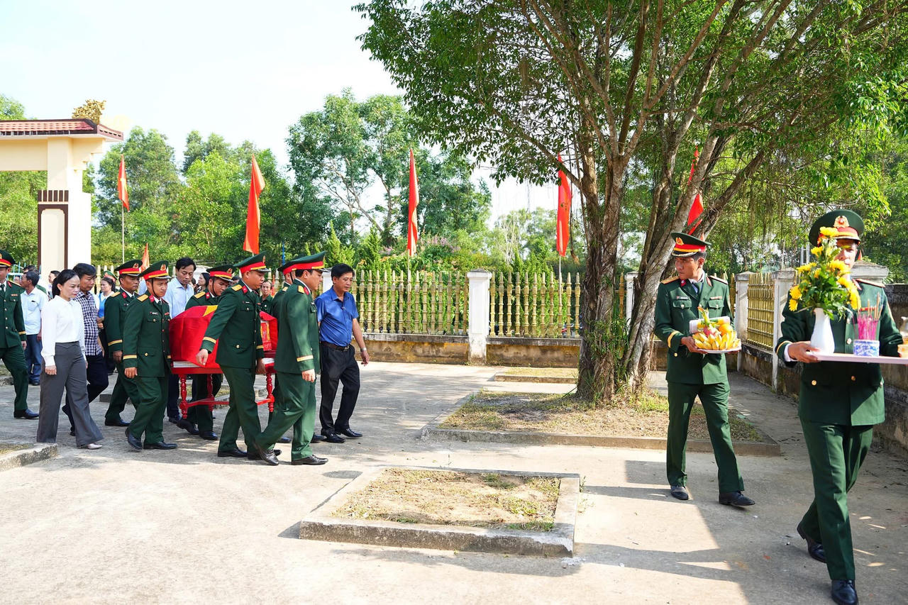 Truy điệu, an táng 3 hài cốt liệt sĩ vừa được quy tập ở Quảng Trị