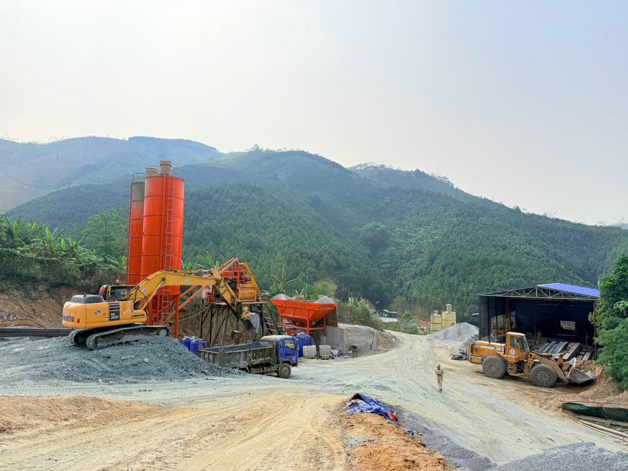 Nhiều máy móc, thiết bị hiện đại được huy động nhằm đẩy nhanh khối lượng công việc trên toàn tuyến.
