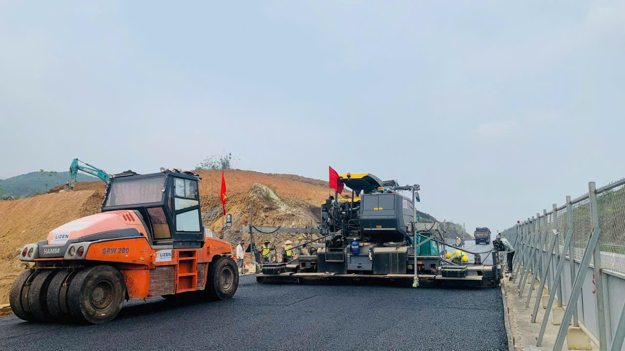 Các nhà thầu đồng loạt triển khai với tinh thần khẩn trương
