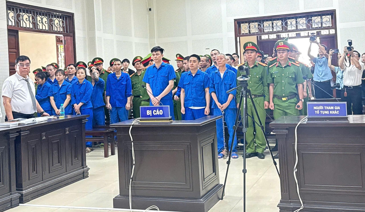 Bùi Đình Khánh bị truy tố về các tội “Giết người”, “Mua bán trái phép chất ma túy”, “Tàng trữ, sử dụng trái phép vũ khí quân dụng” và “Cố ý làm hư hỏng tài sản”.
