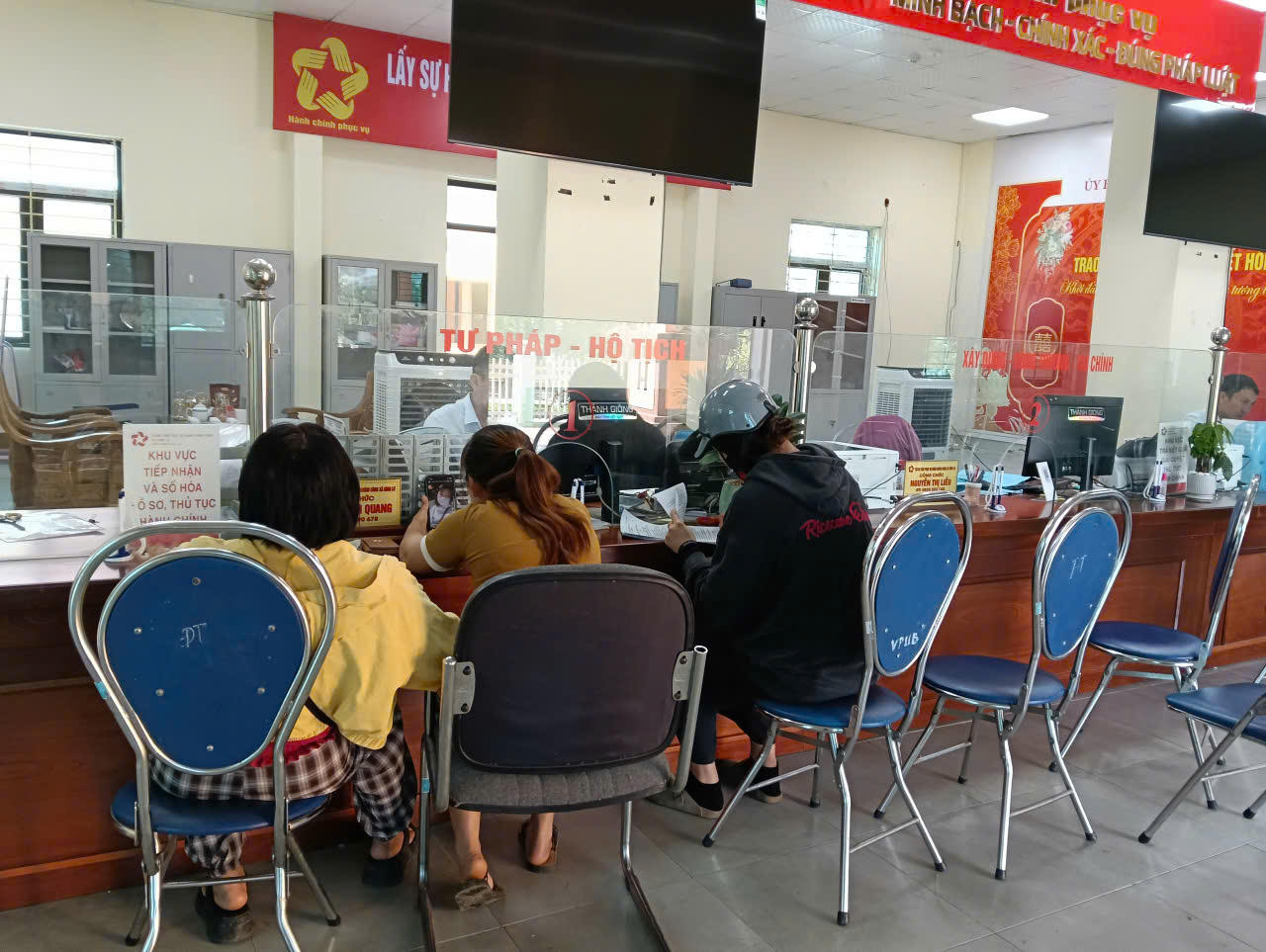 Chuyển đổi số vì thế không chỉ là yêu cầu cải cách hành chính mà còn là giải pháp quan trọng để xây dựng chính quyền phục vụ, gần dân, vì dân; góp phần giữ vững ổn định chính trị, xã hội ngay từ cơ sở.