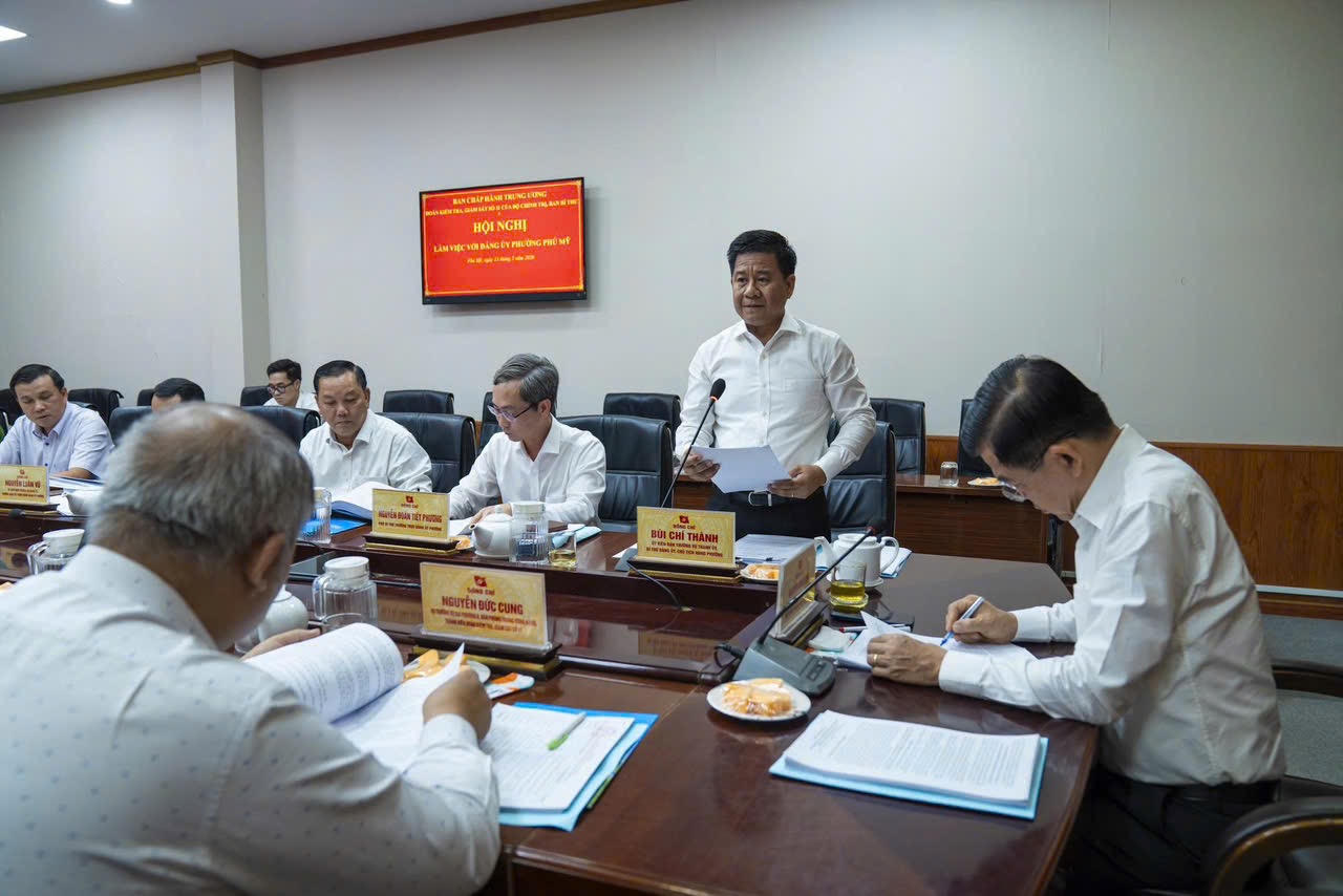 Ông Bùi Chí Thành, Ủy viên BTV Thành uỷ, Bí thư Đảng ủy phường Phú Mỹ tiếp thu ý kiến từ đoàn kiểm tra.