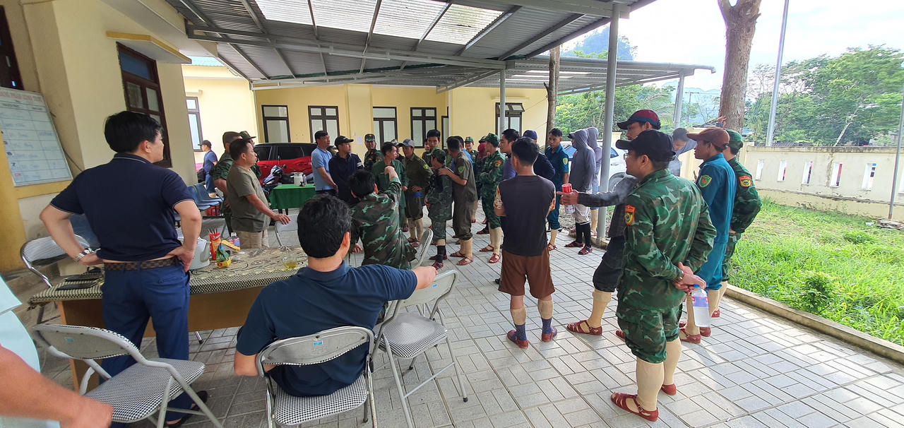 Các lực lượng họp triển khai phương án tìm kiếm người chồng cũ của nạn nhân sau vụ việc xảy ra tại xã Kim Phú.