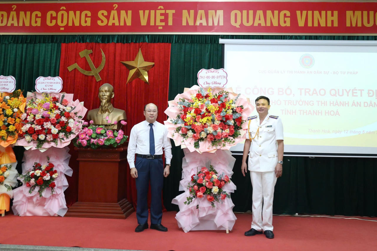 Phó Chủ tịch UBND tỉnh Thanh Hóa Cao Văn Cường tặng hoa chúc mừng tân Phó Trưởng Thi hành án dân sự tỉnh Thanh Hóa Lê Viết Tám.