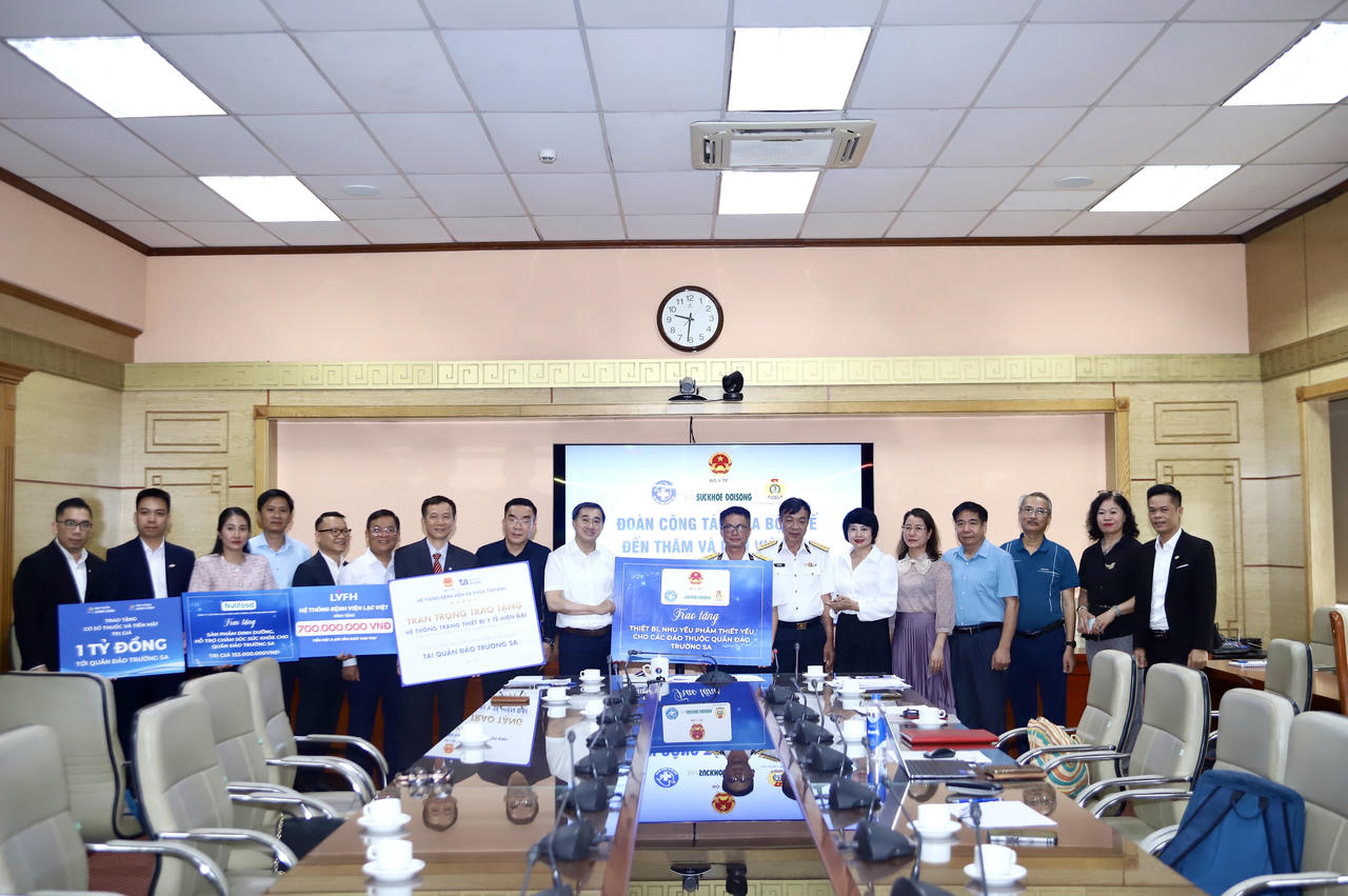 Đoàn công tác của Bộ Y tế tặng quà cho cán bộ, chiến sĩ và nhân dân tại quần đảo Trường Sa và Nhà giàn DK1.
