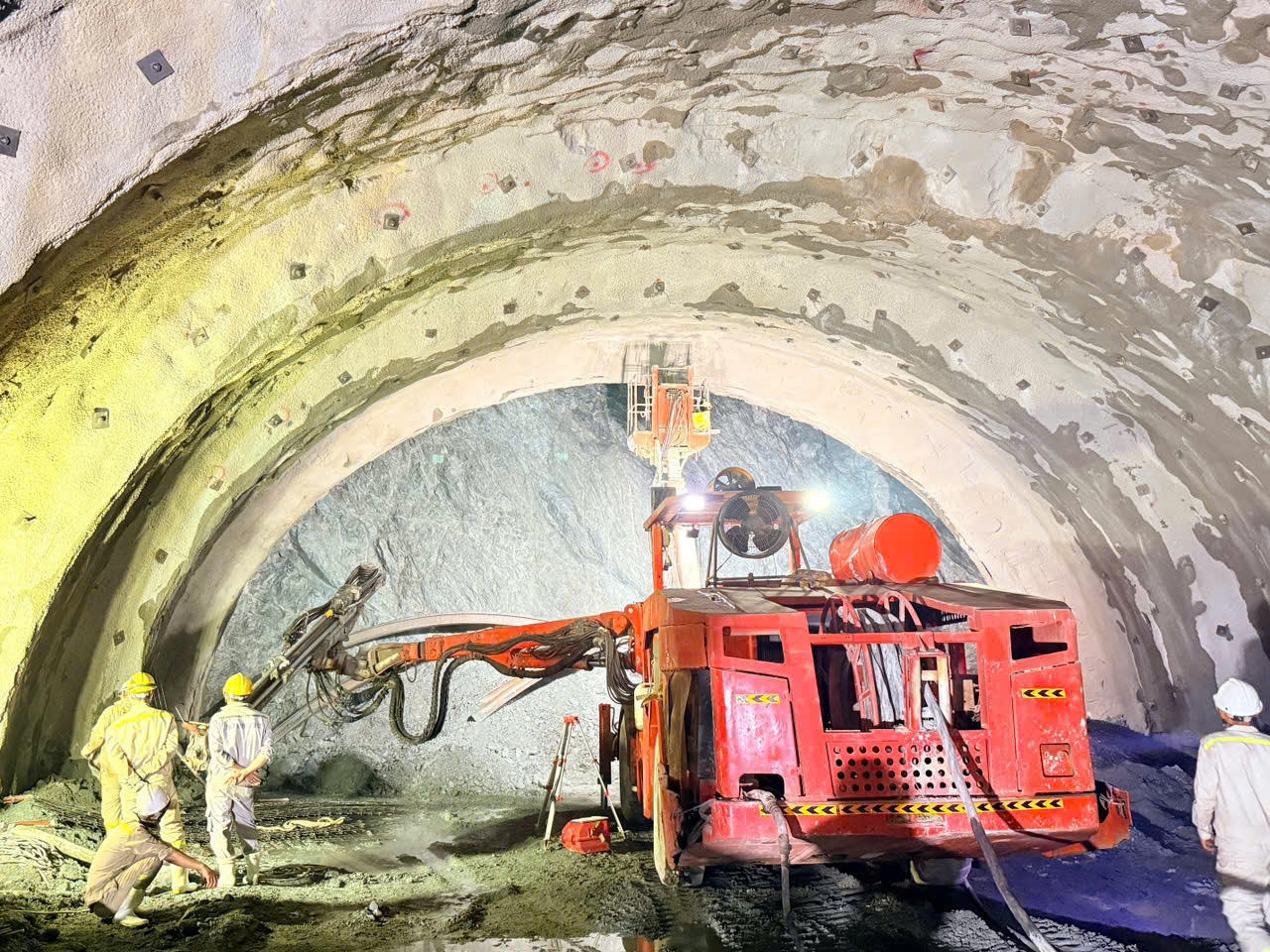 Các đơn vị thi công đang triển khai đồng loạt nhiều hạng mục, tổ chức thi công “3 ca, 4 kíp” để tận dụng thời tiết thuận lợi và bù tiến độ.