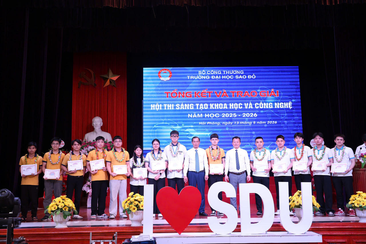 Các nhóm sinh viên xuất sắc nhận giấy chứng nhận và giải thưởng tại Hội thi Sáng tạo khoa học và công nghệ năm học 2025 - 2026.