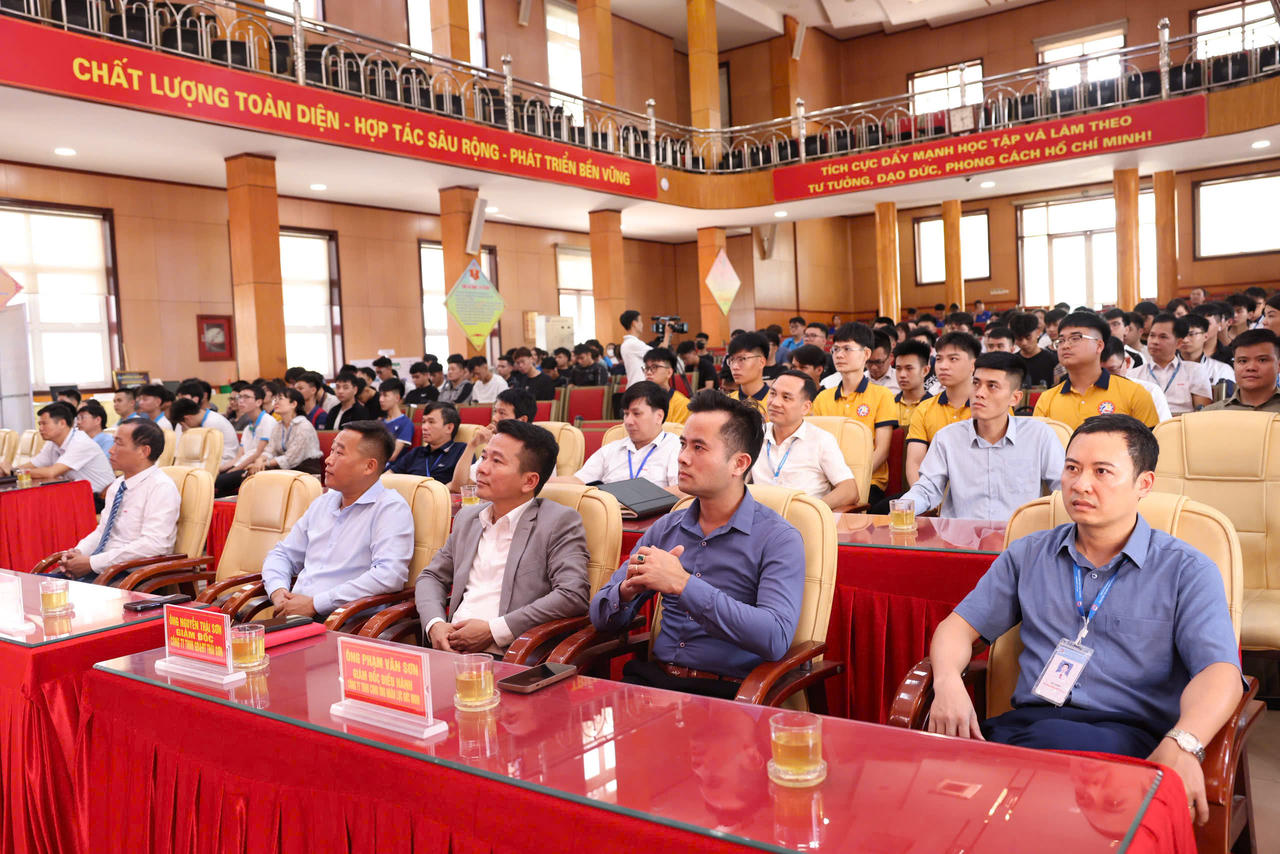 Các đại biểu, giảng viên, doanh nghiệp và sinh viên tham dự hội thi.