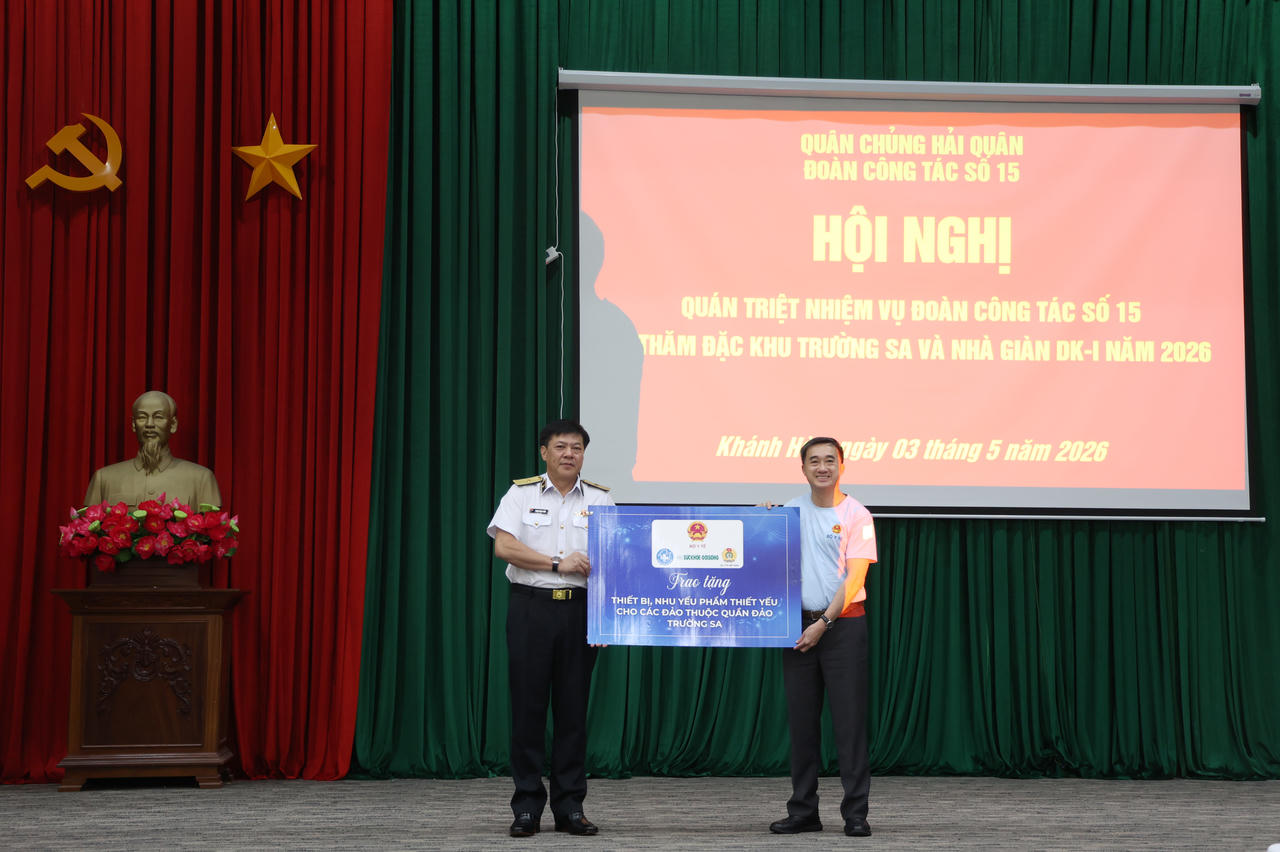 Thứ trưởng Bộ Y tế Trần Văn Thuấn trao tặng trang thiết bị và nhu yếu phẩm thiết yếu hỗ trợ quân dân quần đảo Trường Sa.