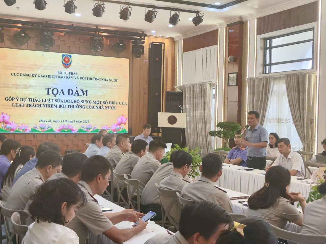 Đại biểu tham dự phát biểu tại buổi toà đàm.