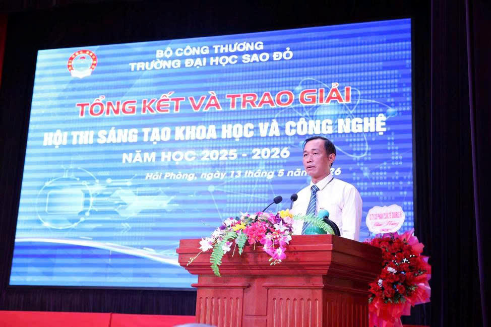 TS. Đỗ Văn Đỉnh - Phó Bí thư Đảng ủy, Phó Hiệu trưởng Nhà trường phát biểu tại chương trình.