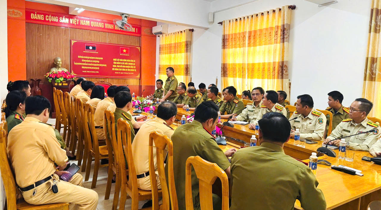 Quang cảnh buổi làm việc, trao đổi kinh nghiệm giữa Phòng CSGT Công an tỉnh Quảng Trị và đoàn công tác Công an tỉnh Chăm Pa Sắc (Lào).