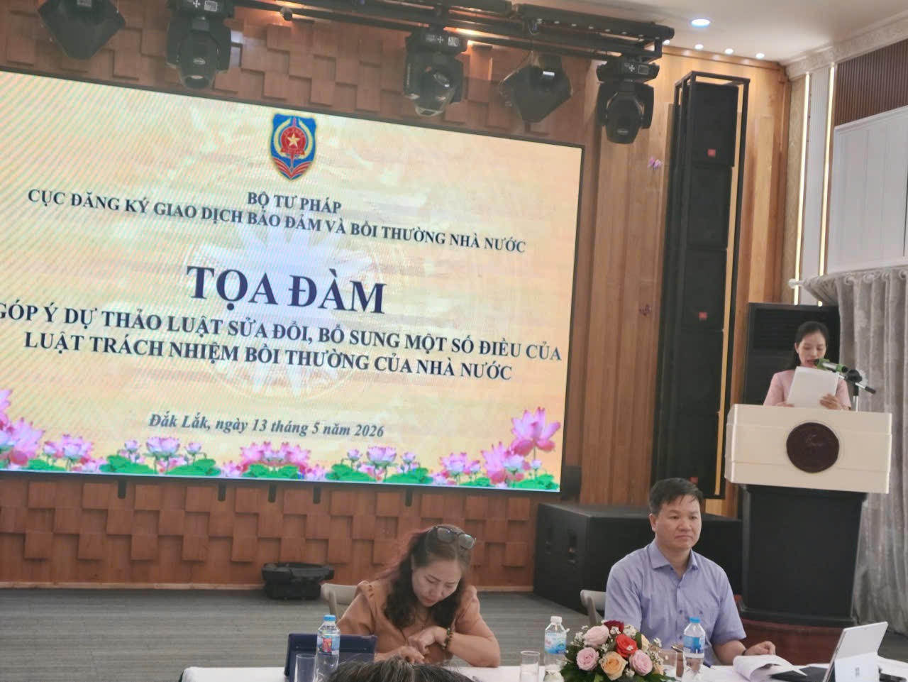Ông&nbsp;Nguyễn Ngọc Vũ, Phó Cục trưởng Cục Đăng ký giao dịch bảo đảm và Bồi thường nhà nước và bà Phan Thị Hoa, Phó Giám đốc Sở Tư pháp tỉnh Đắk Lắk đồng chủ trì buổi toà đàm.
