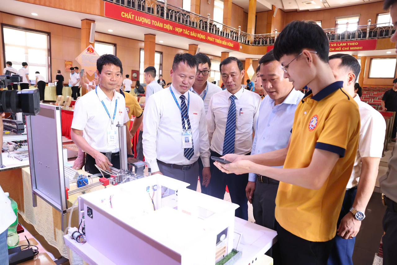 Đại biểu, doanh nghiệp và giảng viên tham quan các mô hình nghiên cứu khoa học ứng dụng của sinh viên Trường Đại học Sao Đỏ.