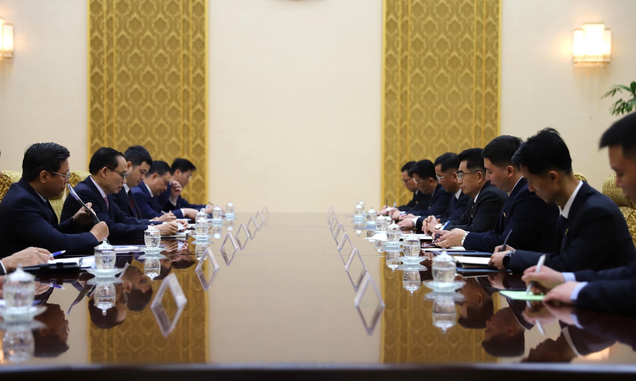 Bộ trưởng Bộ Ngoại giao Lê Hoài Trung làm việc với Trưởng Ban Quốc tế Đảng Lao động Triều Tiên Kim Song Nam.