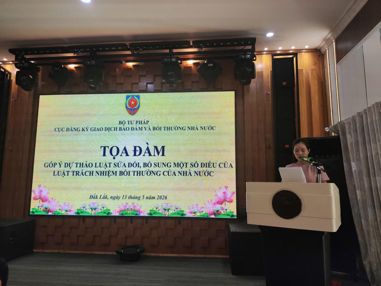 Đại diện&nbsp;Cục Đăng ký giao dịch bảo đảm và Bồi thường nhà nước phát biểu tại buổi toà đàm.