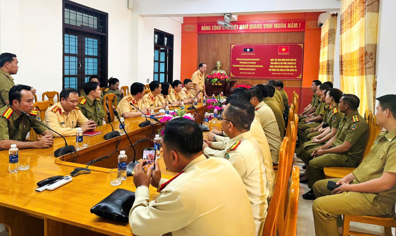 Đại tá Hoàng Văn Trung, Trưởng phòng CSGT Công an tỉnh Quảng Trị phát biểu tại buổi làm việc với đoàn công tác Công an tỉnh Chăm Pa Sắc (Lào).