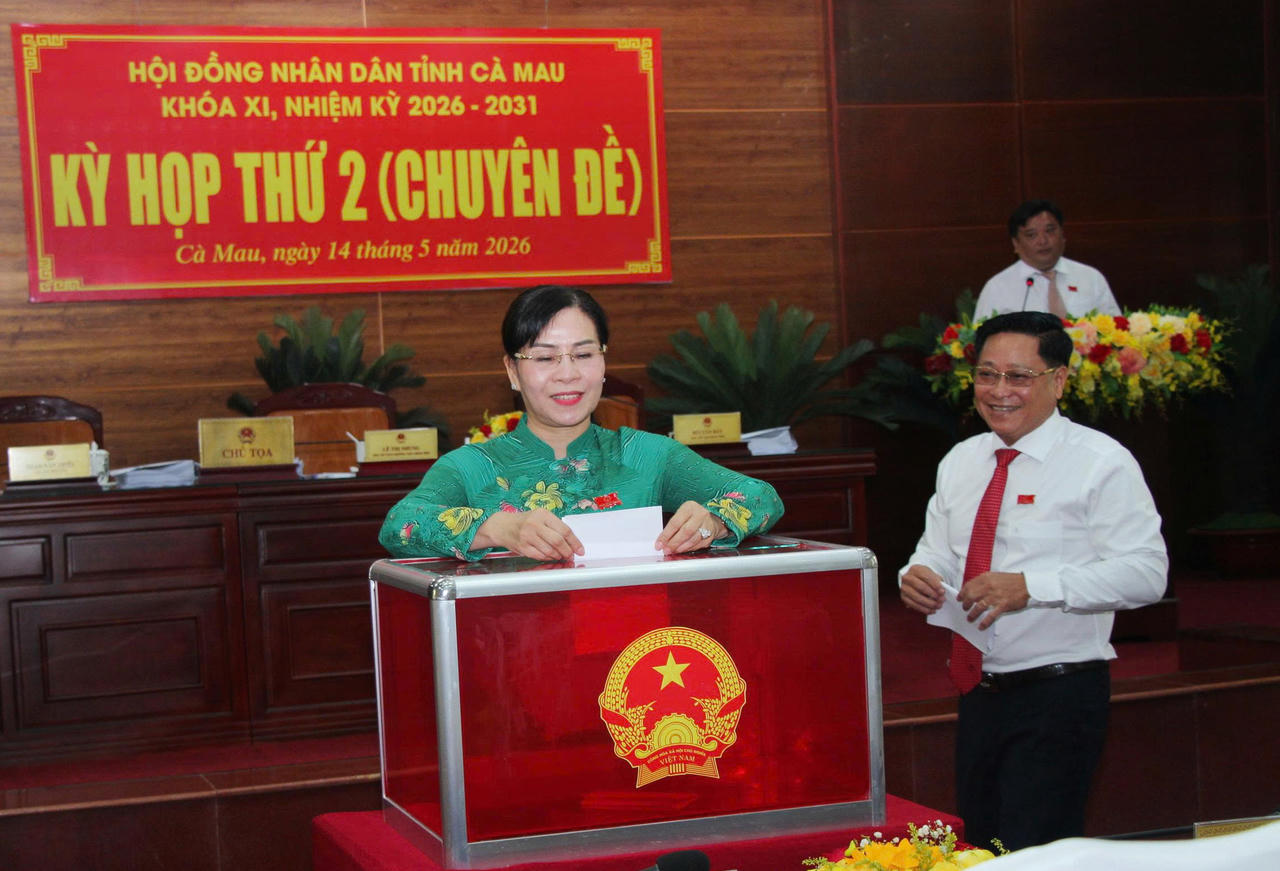 Bà Lê Thị Nhung – Ủy viên BTV Tỉnh ủy, Phó Chủ tịch Thường trực HĐND tỉnh và ông Bùi Tấn Bảy - Ủy viên BTV Tỉnh ủy,  Phó Chủ tịch HĐND tỉnh bỏ phiếu bầu bổ sung Ủy viên UBND tỉnh.
