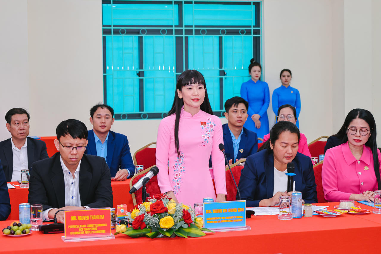 Bà Trịnh Thị Hồng Vân trao đổi với đoàn những thông tin quan trọng về công ty.