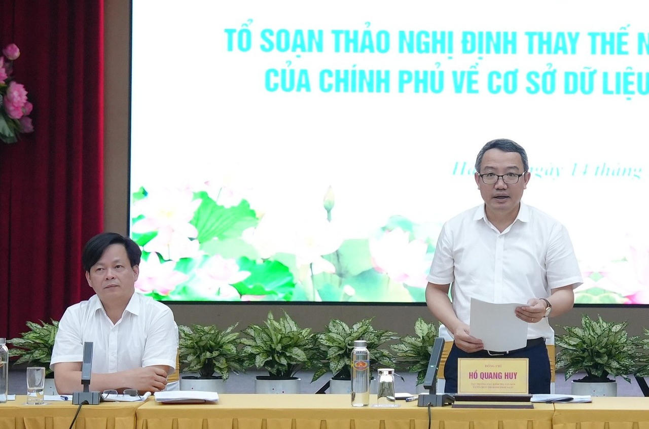 Cục trưởng Cục Kiểm tra văn bản và Tổ chức thi hành pháp luật Hồ Quang Huy phát biểu tại cuộc họp.