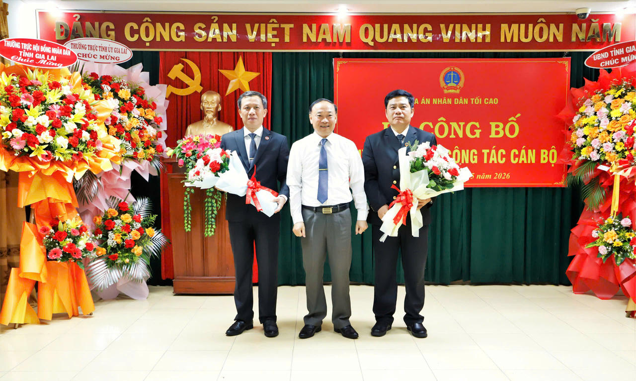Bí thư Tỉnh ủy Gia Lai Thái Đại Ngọc tặng hoa chúc mừng tân Chánh án TAND tỉnh Gia Lai Bùi Danh Đại và nguyên Chánh án TAND tỉnh Gia Lai Đặng Quốc Lộc, vừa nhận chức vụ Chánh án TAND TP Huế.